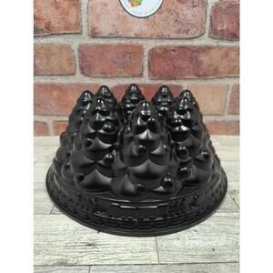 Nordic Ware Holiday Tree Bundt Cake Pan Mold Cast Aluminum 10 Cups Christmas